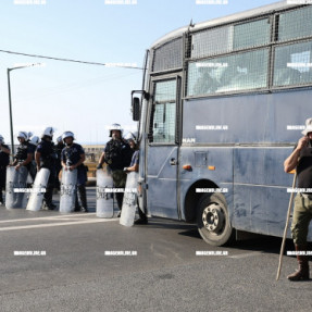 ΜΠΛΟΚΟ ΣΤΟ ΚΟΜΒΟ ΑΕΡΟΔΡΟΜΙΟΥ ΑΠΟ ΤΟΥΣ ΑΓΡΟΤΕΣ