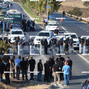 ΜΠΛΟΚΟ ΣΤΟ ΚΟΜΒΟ ΑΕΡΟΔΡΟΜΙΟΥ ΑΠΟ ΤΟΥΣ ΑΓΡΟΤΕΣ