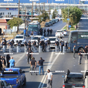 ΜΠΛΟΚΟ ΣΤΟ ΚΟΜΒΟ ΑΕΡΟΔΡΟΜΙΟΥ ΑΠΟ ΤΟΥΣ ΑΓΡΟΤΕΣ