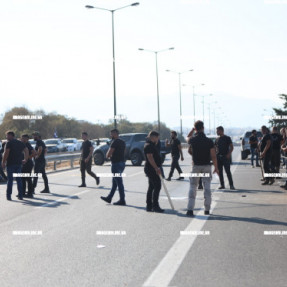 ΜΠΛΟΚΟ ΣΤΟ ΚΟΜΒΟ ΑΕΡΟΔΡΟΜΙΟΥ ΑΠΟ ΤΟΥΣ ΑΓΡΟΤΕΣ