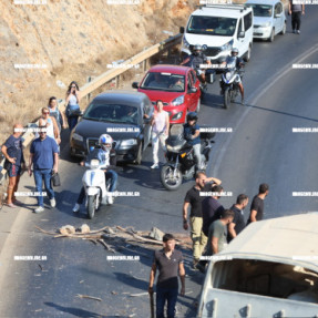ΜΠΛΟΚΟ ΣΤΟ ΚΟΜΒΟ ΑΕΡΟΔΡΟΜΙΟΥ ΑΠΟ ΤΟΥΣ ΑΓΡΟΤΕΣ