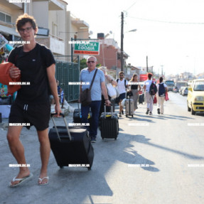 ΤΑΛΑΙΠΩΡΙΑ ΓΙΑ ΤΟΥΣ ΤΟΥΡΙΣΤΕΣ ΠΗΓΑΙΝΟΥΝ ΜΕ ΤΑ ΠΟΔΙΑ ΣΤΟ ΑΕΡΟΔΡΟΜΙΟ
