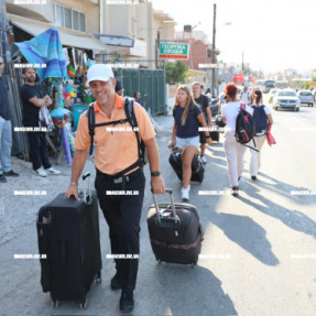 ΤΑΛΑΙΠΩΡΙΑ ΓΙΑ ΤΟΥΣ ΤΟΥΡΙΣΤΕΣ ΠΗΓΑΙΝΟΥΝ ΜΕ ΤΑ ΠΟΔΙΑ ΣΤΟ ΑΕΡΟΔΡΟΜΙΟ