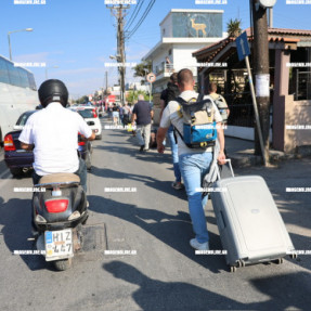 ΤΑΛΑΙΠΩΡΙΑ ΓΙΑ ΤΟΥΣ ΤΟΥΡΙΣΤΕΣ ΠΗΓΑΙΝΟΥΝ ΜΕ ΤΑ ΠΟΔΙΑ ΣΤΟ ΑΕΡΟΔΡΟΜΙΟ