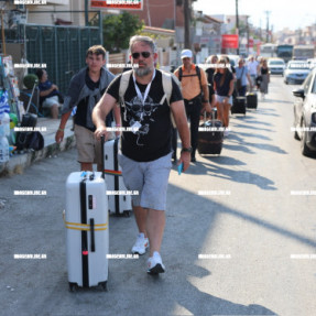 ΤΑΛΑΙΠΩΡΙΑ ΓΙΑ ΤΟΥΣ ΤΟΥΡΙΣΤΕΣ ΠΗΓΑΙΝΟΥΝ ΜΕ ΤΑ ΠΟΔΙΑ ΣΤΟ ΑΕΡΟΔΡΟΜΙΟ