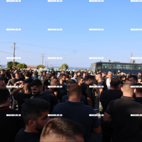 ΜΠΛΟΚΟ ΣΤΟ ΚΟΜΒΟ ΑΕΡΟΔΡΟΜΙΟΥ ΑΠΟ ΤΟΥΣ ΑΓΡΟΤΕΣ