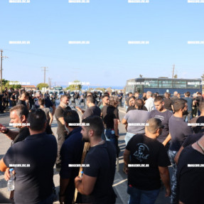 ΜΠΛΟΚΟ ΣΤΟ ΚΟΜΒΟ ΑΕΡΟΔΡΟΜΙΟΥ ΑΠΟ ΤΟΥΣ ΑΓΡΟΤΕΣ