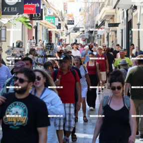ΓΕΜΑΤΟ ΤΟΥΡΙΣΤΕΣ ΤΟ ΚΕΝΤΡΟ ΚΑΙ Η ΑΓΟΡΑ
