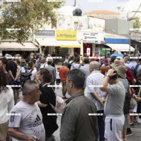 ΓΕΜΑΤΟ ΤΟ ΚΕΝΤΡΟ ΑΠΟ ΤΟΥΡΙΣΤΕΣ ΥΠΟ ΒΡΟΧΗ