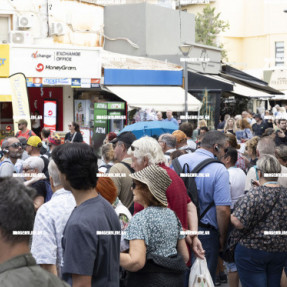ΓΕΜΑΤΟ ΤΟ ΚΕΝΤΡΟ ΑΠΟ ΤΟΥΡΙΣΤΕΣ ΥΠΟ ΒΡΟΧΗ