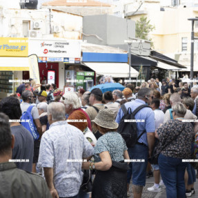 ΓΕΜΑΤΟ ΤΟ ΚΕΝΤΡΟ ΑΠΟ ΤΟΥΡΙΣΤΕΣ ΥΠΟ ΒΡΟΧΗ