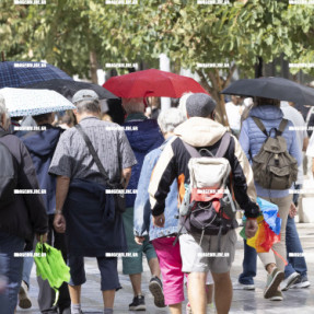 ΓΕΜΑΤΟ ΤΟ ΚΕΝΤΡΟ ΑΠΟ ΤΟΥΡΙΣΤΕΣ ΥΠΟ ΒΡΟΧΗ
