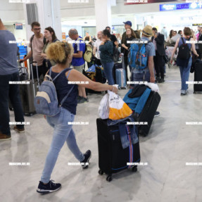 ΤΟΥΡΙΣΤΕΣ ΣΤΟ ΑΕΡΟΔΡΟΜΙΟ