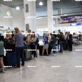 ΤΟΥΡΙΣΤΕΣ ΣΤΟ ΑΕΡΟΔΡΟΜΙΟ