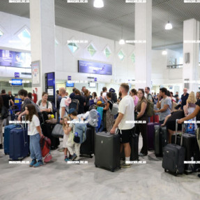 ΤΟΥΡΙΣΤΕΣ ΣΤΟ ΑΕΡΟΔΡΟΜΙΟ