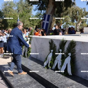 ΚΑΤΑΘΕΣΗ ΣΤΕΦΑΝΩΝ ΣΤΟ ΑΓΑΛΜΑ ΤΟΥ ΑΓΝΩΣΤΟΥ ΣΤΡΑΤΙΩΤΗ