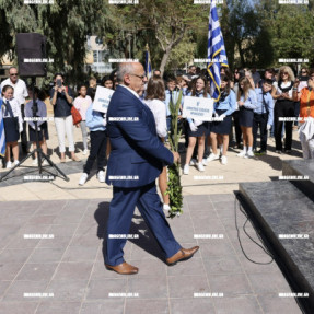 ΚΑΤΑΘΕΣΗ ΣΤΕΦΑΝΩΝ ΣΤΟ ΑΓΑΛΜΑ ΤΟΥ ΑΓΝΩΣΤΟΥ ΣΤΡΑΤΙΩΤΗ