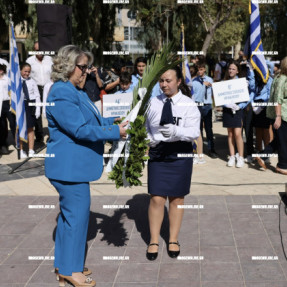 ΚΑΤΑΘΕΣΗ ΣΤΕΦΑΝΩΝ ΣΤΟ ΑΓΑΛΜΑ ΤΟΥ ΑΓΝΩΣΤΟΥ ΣΤΡΑΤΙΩΤΗ