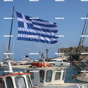 ΓΙΓΑΝΤΙΑΙΑ ΣΗΜΑΙΑ ΥΨΩΘΗΚΕ ΣΤΟ ΛΙΜΑΝΙ ΤΟΥ ΗΡΑΚΛΕΙΟΥ