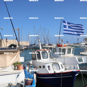 ΓΙΓΑΝΤΙΑΙΑ ΣΗΜΑΙΑ ΥΨΩΘΗΚΕ ΣΤΟ ΛΙΜΑΝΙ ΤΟΥ ΗΡΑΚΛΕΙΟΥ