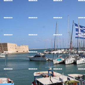 ΓΙΓΑΝΤΙΑΙΑ ΣΗΜΑΙΑ ΥΨΩΘΗΚΕ ΣΤΟ ΛΙΜΑΝΙ ΤΟΥ ΗΡΑΚΛΕΙΟΥ