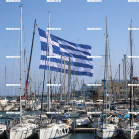 ΓΙΓΑΝΤΙΑΙΑ ΣΗΜΑΙΑ ΥΨΩΘΗΚΕ ΣΤΟ ΛΙΜΑΝΙ ΤΟΥ ΗΡΑΚΛΕΙΟΥ