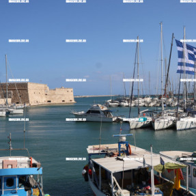 ΓΙΓΑΝΤΙΑΙΑ ΣΗΜΑΙΑ ΥΨΩΘΗΚΕ ΣΤΟ ΛΙΜΑΝΙ ΤΟΥ ΗΡΑΚΛΕΙΟΥ