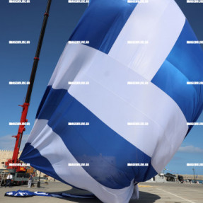 ΓΙΓΑΝΤΙΑΙΑ ΣΗΜΑΙΑ ΥΨΩΘΗΚΕ ΣΤΟ ΛΙΜΑΝΙ ΤΟΥ ΗΡΑΚΛΕΙΟΥ
