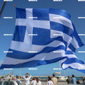 ΓΙΓΑΝΤΙΑΙΑ ΣΗΜΑΙΑ ΥΨΩΘΗΚΕ ΣΤΟ ΛΙΜΑΝΙ ΤΟΥ ΗΡΑΚΛΕΙΟΥ