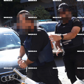 ΣΤΑ ΔΙΚΑΣΤΉΡΙΑ ΟΔΗΓΉΘΗΚΑΝ ΟΙ ΔΎΟ ΚΑΤΗΓΟΡΟΥΜΕΝΟΙ ΤΗΣ ΟΙΚΟΓΈΝΕΙΑΣ ΚΑΡΓΑΚΗ