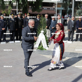 ΚΑΤΑΘΕΣΗ ΣΤΕΦΑΝΩΝ ΓΙΑ ΤΗΝ ΗΜΕΡΑ ΕΝΟΠΛΩΝ ΔΥΝΑΜΕΩΝ
