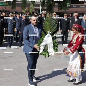 ΚΑΤΑΘΕΣΗ ΣΤΕΦΑΝΩΝ ΓΙΑ ΤΗΝ ΗΜΕΡΑ ΕΝΟΠΛΩΝ ΔΥΝΑΜΕΩΝ