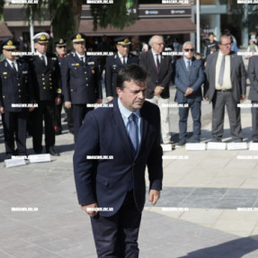 ΚΑΤΑΘΕΣΗ ΣΤΕΦΑΝΩΝ ΓΙΑ ΤΗΝ ΗΜΕΡΑ ΕΝΟΠΛΩΝ ΔΥΝΑΜΕΩΝ