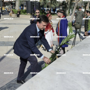 ΚΑΤΑΘΕΣΗ ΣΤΕΦΑΝΩΝ ΓΙΑ ΤΗΝ ΗΜΕΡΑ ΕΝΟΠΛΩΝ ΔΥΝΑΜΕΩΝ