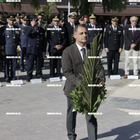 ΚΑΤΑΘΕΣΗ ΣΤΕΦΑΝΩΝ ΓΙΑ ΤΗΝ ΗΜΕΡΑ ΕΝΟΠΛΩΝ ΔΥΝΑΜΕΩΝ