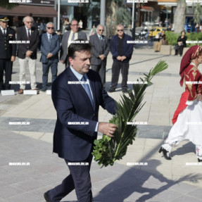ΚΑΤΑΘΕΣΗ ΣΤΕΦΑΝΩΝ ΓΙΑ ΤΗΝ ΗΜΕΡΑ ΕΝΟΠΛΩΝ ΔΥΝΑΜΕΩΝ