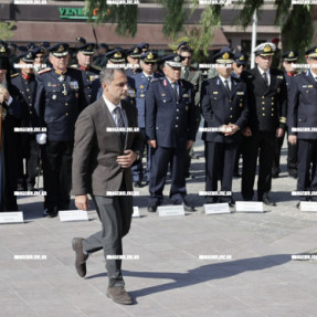 ΚΑΤΑΘΕΣΗ ΣΤΕΦΑΝΩΝ ΓΙΑ ΤΗΝ ΗΜΕΡΑ ΕΝΟΠΛΩΝ ΔΥΝΑΜΕΩΝ