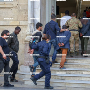 ΣΤΑ ΔΙΚΑΣΤΗΡΙΑ ΔΙΑΚΙΝΗΤΕΣ ΜΕΤΑΝΑΣΤΩΝ