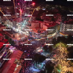 ΦΩΤΑΓΩΓΗΣΗ ΧΡΙΣΤΟΥΓΕΝΝΙΑΤΙΚΟΥ ΔΕΝΤΡΟΥ ΣΤΗΝ ΠΛΑΤΕΙΑ ΕΛΕΥΘΕΡΙΑΣ