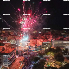 ΦΩΤΑΓΩΓΗΣΗ ΧΡΙΣΤΟΥΓΕΝΝΙΑΤΙΚΟΥ ΔΕΝΤΡΟΥ ΣΤΗΝ ΠΛΑΤΕΙΑ ΕΛΕΥΘΕΡΙΑΣ