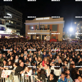 ΦΩΤΑΓΩΓΗΣΗ ΧΡΙΣΤΟΥΓΕΝΝΙΑΤΙΚΟΥ ΔΕΝΤΡΟΥ ΣΤΗΝ ΠΛΑΤΕΙΑ ΕΛΕΥΘΕΡΙΑΣ
