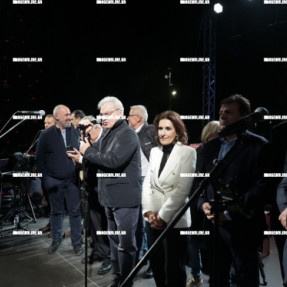 ΦΩΤΑΓΩΓΗΣΗ ΧΡΙΣΤΟΥΓΕΝΝΙΑΤΙΚΟΥ ΔΕΝΤΡΟΥ ΣΤΗΝ ΠΛΑΤΕΙΑ ΕΛΕΥΘΕΡΙΑΣ