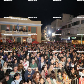 ΦΩΤΑΓΩΓΗΣΗ ΧΡΙΣΤΟΥΓΕΝΝΙΑΤΙΚΟΥ ΔΕΝΤΡΟΥ ΣΤΗΝ ΠΛΑΤΕΙΑ ΕΛΕΥΘΕΡΙΑΣ