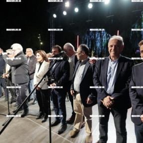 ΦΩΤΑΓΩΓΗΣΗ ΧΡΙΣΤΟΥΓΕΝΝΙΑΤΙΚΟΥ ΔΕΝΤΡΟΥ ΣΤΗΝ ΠΛΑΤΕΙΑ ΕΛΕΥΘΕΡΙΑΣ