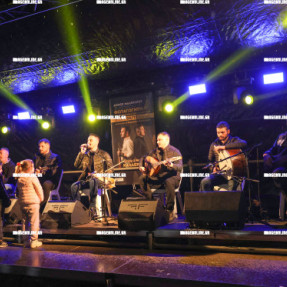 ΦΩΤΑΓΩΓΗΣΗ ΤΟΥ ΧΡΙΣΤΟΥΓΕΝΝΙΑΤΙΚΟΥ ΔΕΝΤΡΟΥ ΣΤΟ ΓΑΖΙ