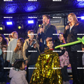 ΦΩΤΑΓΩΓΗΣΗ ΤΟΥ ΧΡΙΣΤΟΥΓΕΝΝΙΑΤΙΚΟΥ ΔΕΝΤΡΟΥ ΣΤΟ ΓΑΖΙ