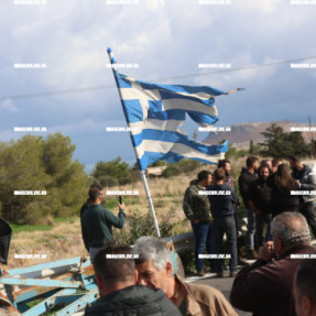 ΜΠΛΟΚΟ ΣΤΟ ΑΕΡΟΔΡΟΜΙΟ ΓΙΑ ΤΟΥΣ ΑΓΡΟΤΕΣ