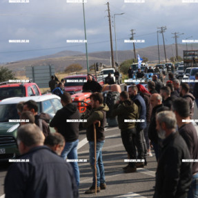 ΜΠΛΟΚΟ ΣΤΟ ΑΕΡΟΔΡΟΜΙΟ ΓΙΑ ΤΟΥΣ ΑΓΡΟΤΕΣ