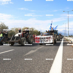 ΜΠΛΟΚΟ ΣΤΟ ΑΕΡΟΔΡΟΜΙΟ ΓΙΑ ΤΟΥΣ ΑΓΡΟΤΕΣ