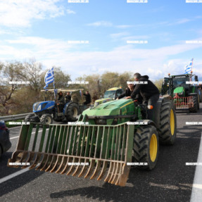 ΜΠΛΟΚΟ ΣΤΟ ΑΕΡΟΔΡΟΜΙΟ ΓΙΑ ΤΟΥΣ ΑΓΡΟΤΕΣ